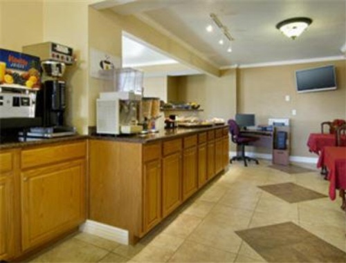 Super 8 by Wyndham Colorado Springs/Chestnut Street image 1