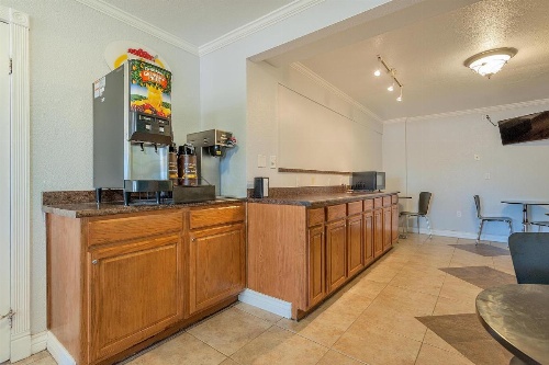 Super 8 by Wyndham Colorado Springs/Chestnut Street image 10