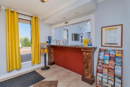 Super 8 by Wyndham Colorado Springs/Chestnut Street image 8